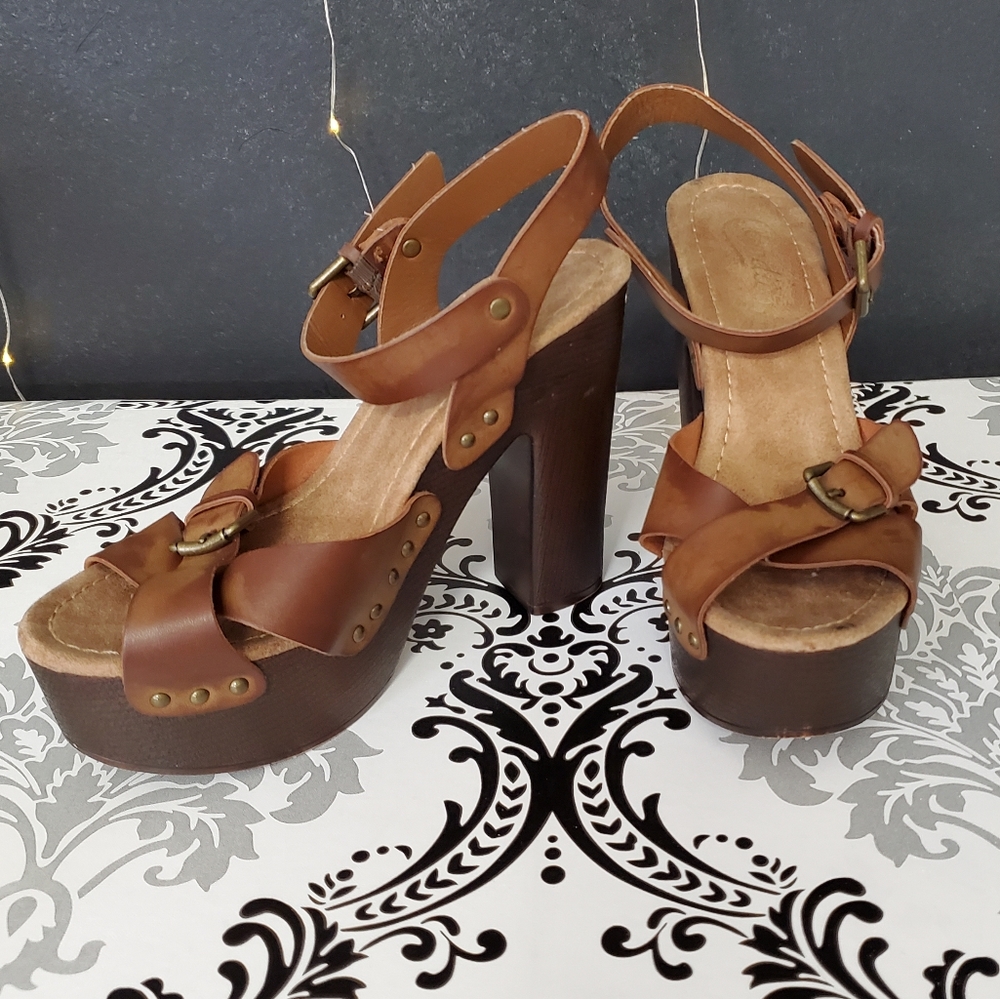 Candie's• Platform Sandals
